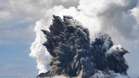 Las imágenes que revelan el antes y el después de la erupción del volcán Tonga