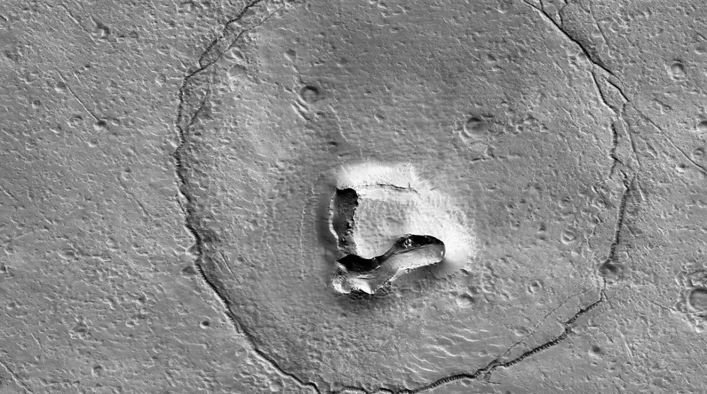 La formación de rocas parecida a la cara de un oso en Marte. Vía HiRise