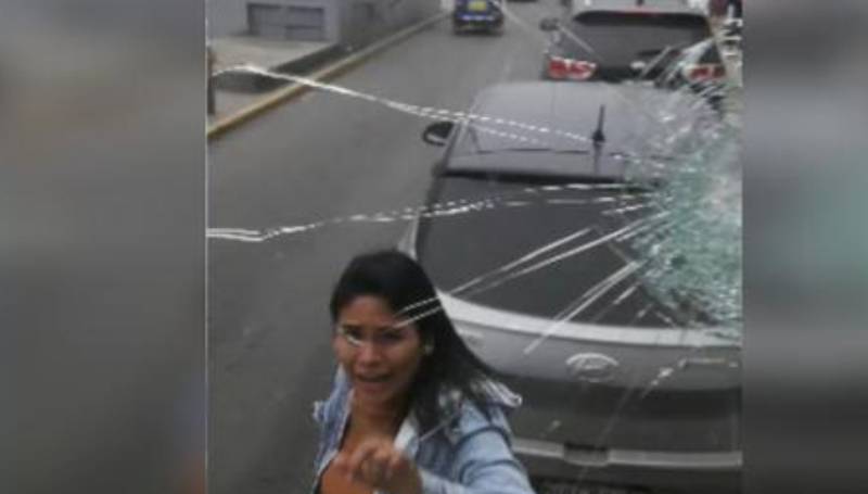 Mujer vandaliza autobús en Perú