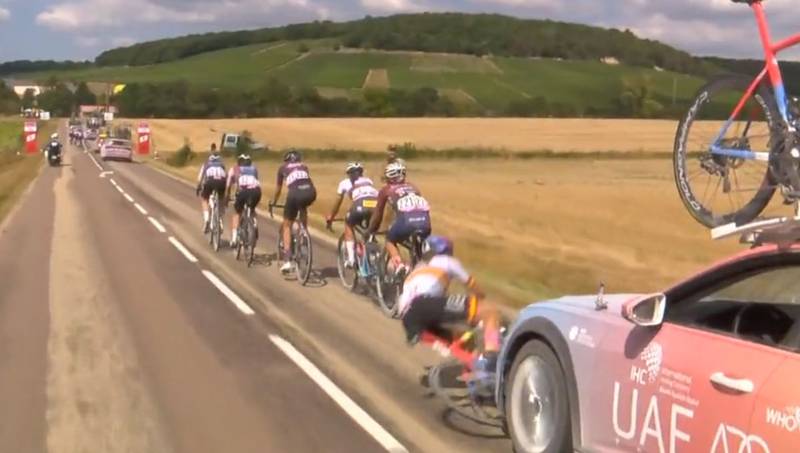 Ciclista fue atropellada por el auto de su propio equipo en el Tour de Francia
