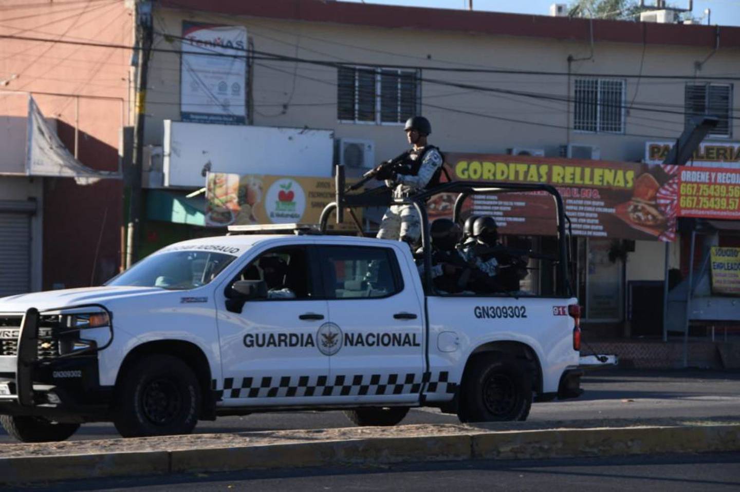 La Guardia Nacional patrulla las calles de Culiacán tras recaptura de Ovidio Guzmán.