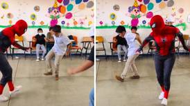 Maestra disfrazada de Spider-Man se vuelve viral al enseñar a sus alumnos a bailar cumbia