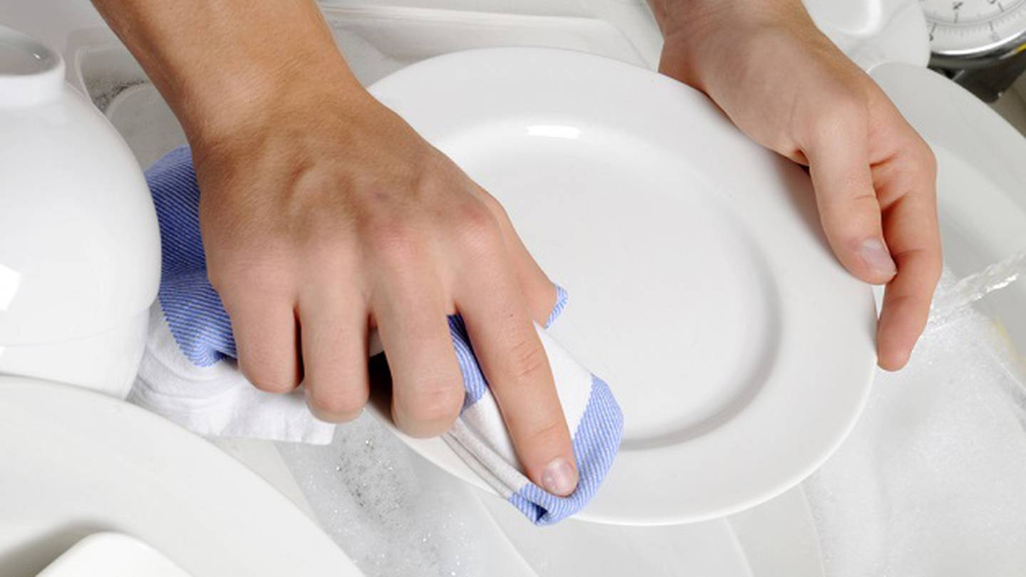 Científicos advierten sobre peligros de secar los platos con paños