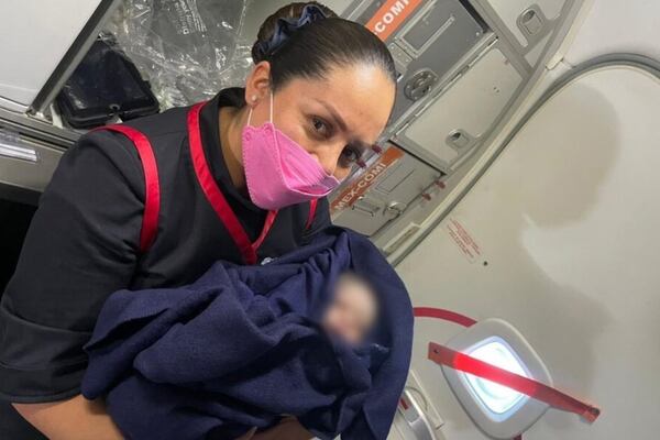 Mujer dio a luz en pleno vuelo de una aerolínea mexicana