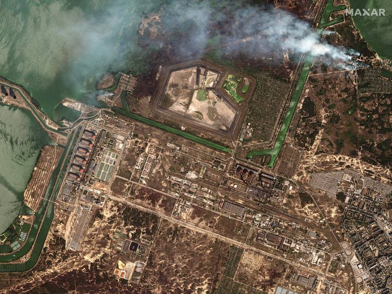 Esta imagen satelital proporcionada por Maxar Technologies muestra incendios en la vegetación afuera de la planta nuclear de Zaporiyia, el lunes 29 de agosto de 2022, en Ucrania.