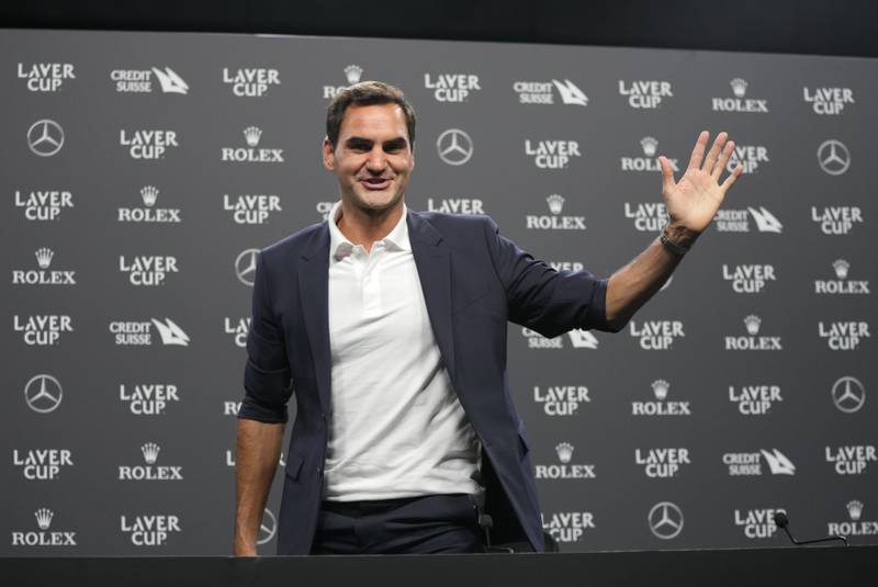 El suizo Roger Federer saluda durante una conferencia de prensa en Londres, el 21 de septiembre de 2022. (AP Foto/Kin Cheung)