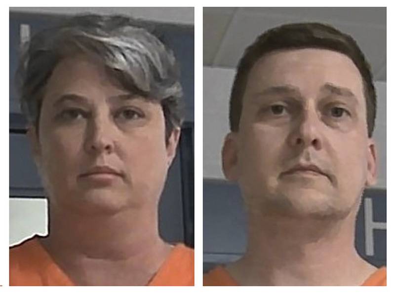 Estas fotos distribuidas el 9 de octubre de 2021 por la Autoridad Penitenciaria de Virginia Occidental, muestran a Diana Toebbe, izquierda, y Jonathan Toebbe.