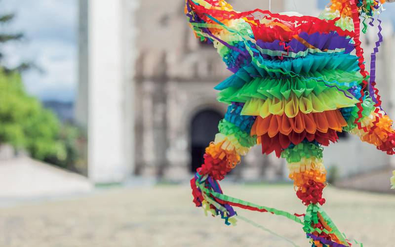 Las piñatas son tradición en la época decembrina en México