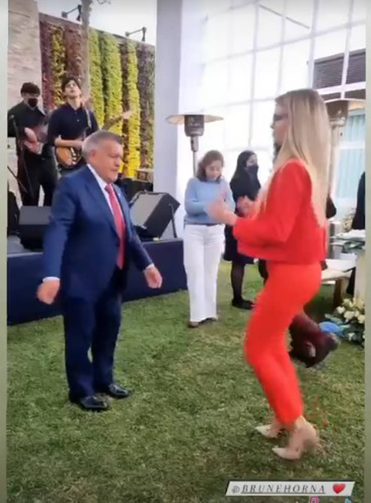 Brunella Horna bailando huayno con su suegro César Acuña