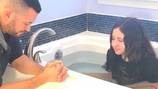 Coronavirus: cantante de música sacra bautiza a su hija en una bañera