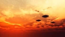 Ovnis: ¿Qué tienen de inusuales las imágenes de “fenómenos aéreos inexplicables” captadas por la inteligencia de EE.UU