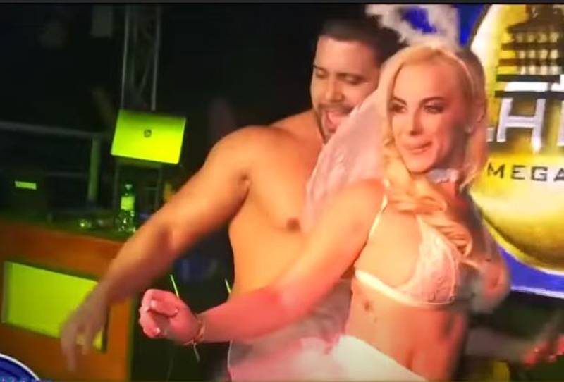 Dalia Durán aparece con un estríper en un show sensual en una discoteca en Lima.