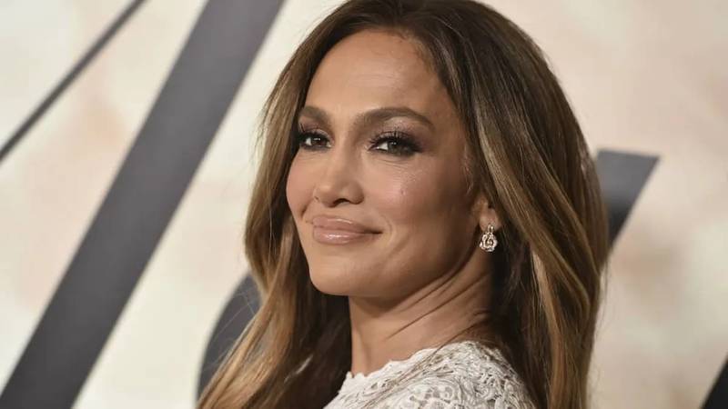 Vestidos ousados aos 50: Jennifer Lopez mostra como usar a peça que deixa mais pele à mostra