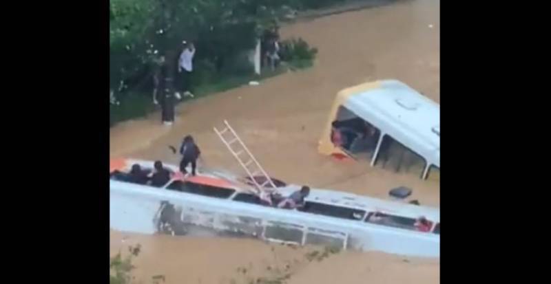 Video revela desesperación de personas al intentar salvarse en inundación en Brasil