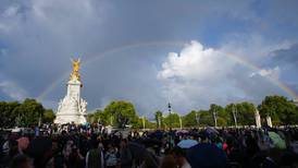 Reina Isabel II: La curiosa imagen del arcoíris en Buckingham en medio del anuncio del fallecimiento de la monarca