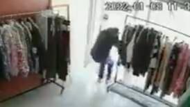 ¡Karma instantáneo! Ladrón se estrella con vidrio del local de ropa que asaltó antes de huir 