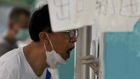 China encuentra más casos de COVID tras cerrar un balneario