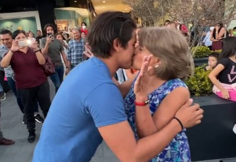 Besa a una abuela