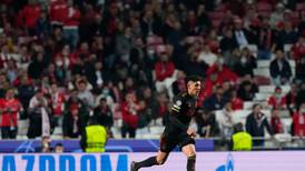 Edson Álvarez casi anota en el duelo entre Ajax y Benfica