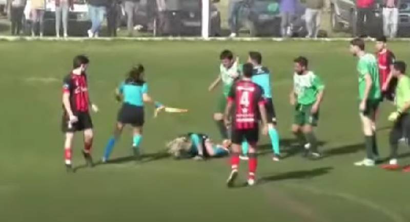 La árbitro Dalma Cortadi sufrió una violenta agresión por parte de un jugador en el fútbol del ascenso en Argentina