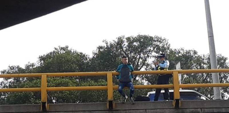 Agente de tránsito evitó suicidio en Medellín