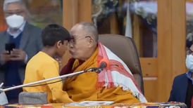 Dalai Lama intenta besar a menor en la boca y pide le ‘chupe’ la lengua
