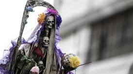 Fotos: Música, dulces, humo y flores honran a la Santa Muerte en México
