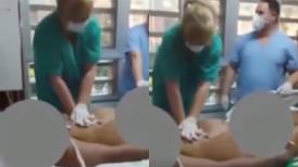 Enfermeros se ríen mientras doctora trata de reanimar a un paciente que al final murió