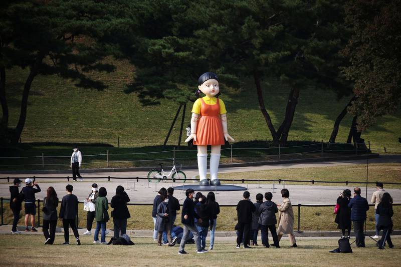 Young Hee la macabra muñeca robot del primer reto en ‘El Juego del Calamar’ ya está alcance de todos en un parque en Seúl.