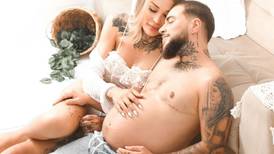 Hombre trans embarazado posó para Calvin Klein para el Día de las madres