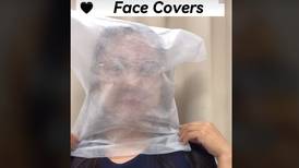 Tiktoker muestra la curiosa “cobertura de rostro” que usan en Japón cuando se prueban ropa