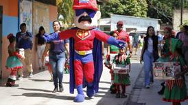 “Cómo les van a dar esta porquería”: niños venezolanos recibieron muñecos de Maduro y su esposa