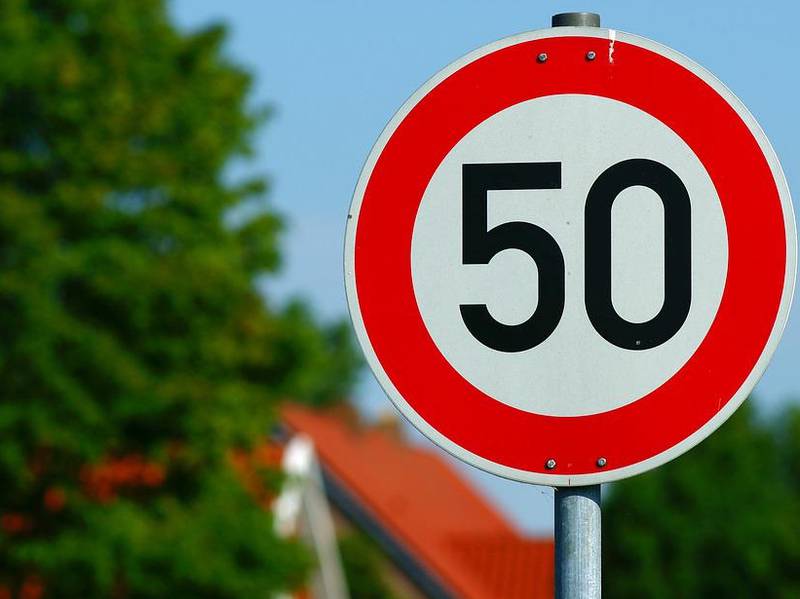 Una señal de tránsito de 50 km/h