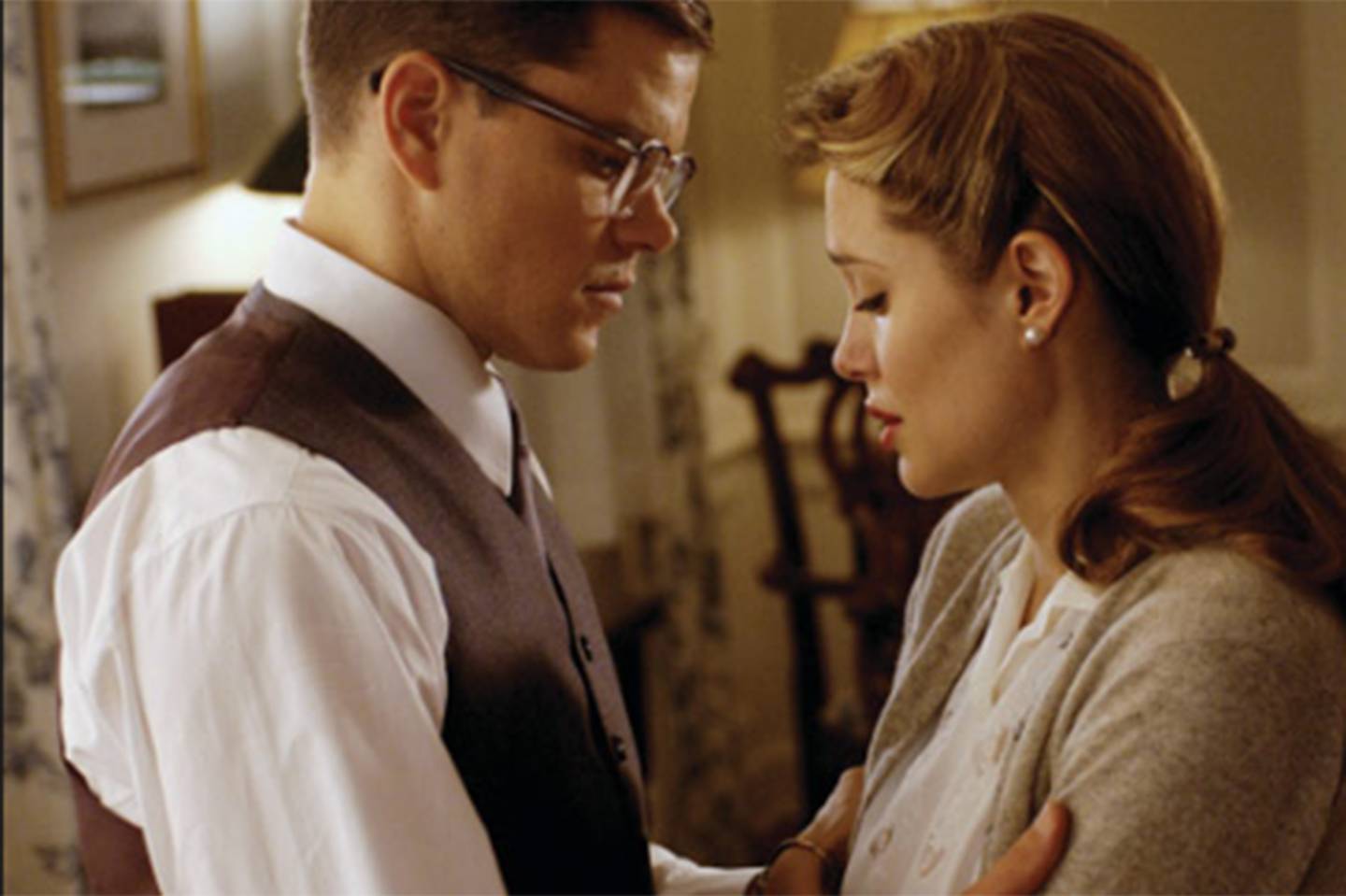 Matt Damon y Angelina Jolie en escena de El buen pastor.