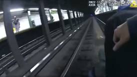 Policías de NY y transeúnte salvan a hombre en el metro