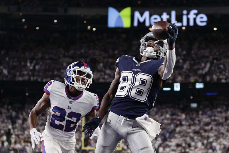 CeeDee Lamb de los Cowboys de Dallas atrapa el balón para un touchdown sin que Adoree' Jackson de los Giants de New York pueda impedirlo