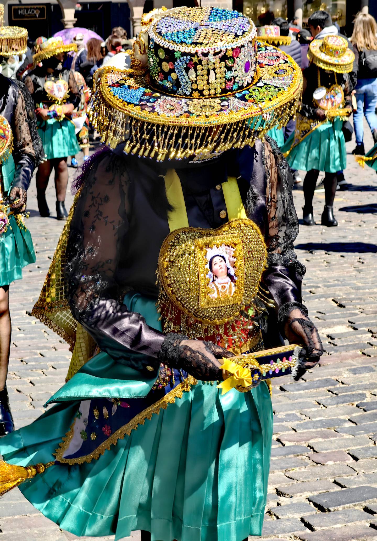 Cusco tiene una hibridación contemporánea, religiosa, colonial y originaria que se refleja en los trajes de las comparsas folclóricas. Comparsa de la festividad de la Virgen de la Ascención.