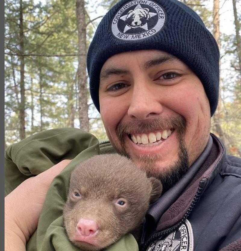 Oficial de Conservación abraza a un oso