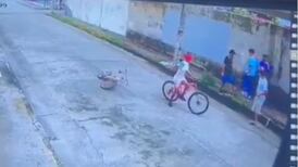 Ya no son motos, ahora usan hasta bicicletas: Video del asalto a dos jóvenes
