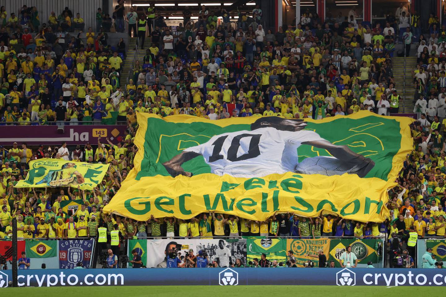 Pancarta de apoyo a Pelé en el partido de Brasil frente a Corea del Sur