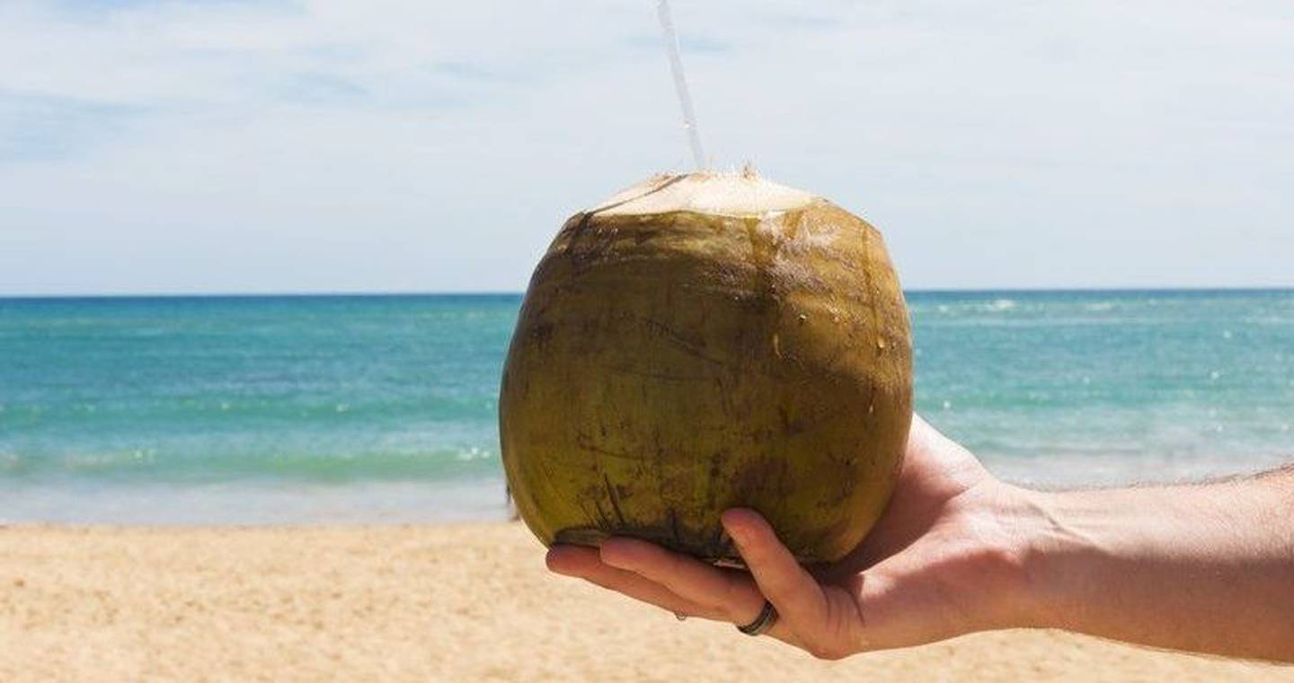 Consumir agua de coco en exceso no es beneficioso para la salud.