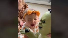 Viral: la felicidad de una bebé al recibir un muñeco de terror como regalo