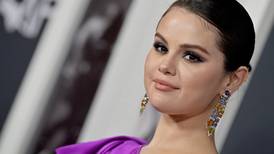 Selena Gomez grita a guardia de seguridad en defensa de una fan