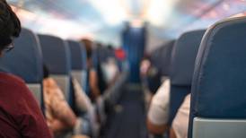 Mujer paga extra para sentarse junto a su novio en vuelo y azafata los separó por polémico motivo: generó debate viral
