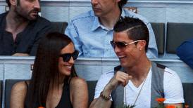 Piqué no pierde el tiempo: estuvo en París abrazado de la ex de Cristiano Ronaldo