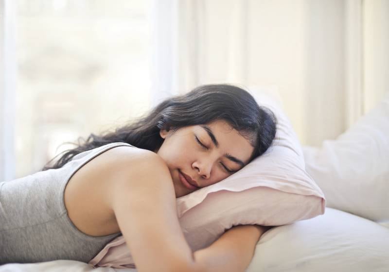 Para evitar el insomnio y dormir lo que necesitas, busca formas en que puedas relajar tu mente y cuerpo