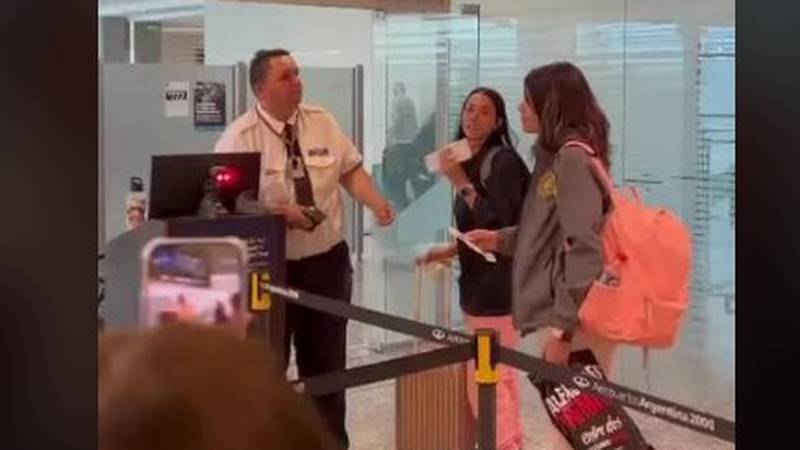 Vigilante deja su puesto en el aeropuerto por festejar gol de Argentina