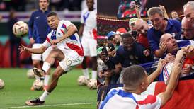 Le dejó el balón marcado: Mbappé le metió un ‘taponazo’ a un hincha y pidió disculpas