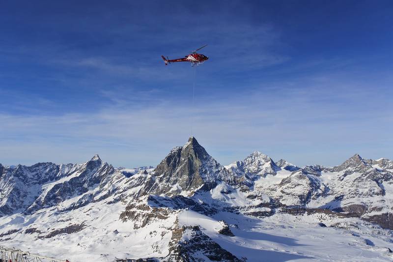 Glaciares de los Alpes Suizos se derriten por el cambio climático que provoca olas de calor.