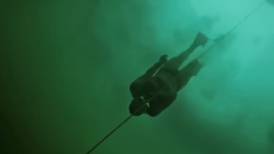 Buzo rompe récord mundial al sumergirse 170 pies en un lago congelado